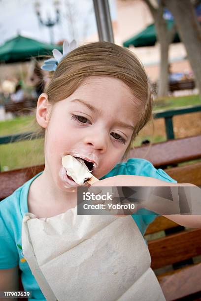 Photo libre de droit de Enfant Lécher Une Glace banque d'images et plus d'images libres de droit de Collant - Description physique - Collant - Description physique, Crème glacée, Aliment