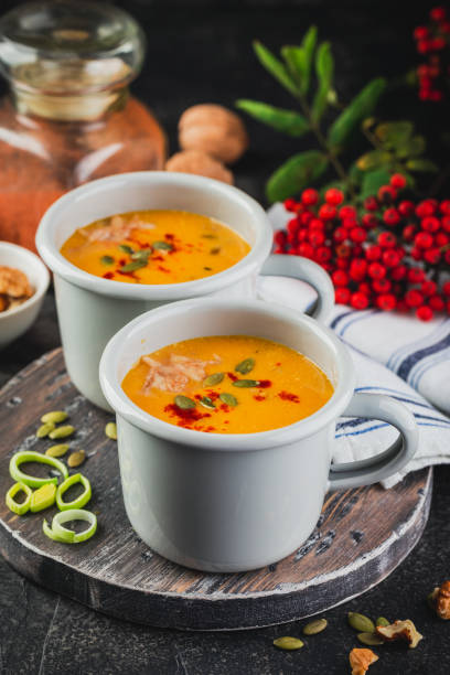 zupa dyniowa w metalowych kubkach na drewnianej desce - pumpkin soup soup cup pumpkin zdjęcia i obrazy z banku zdjęć