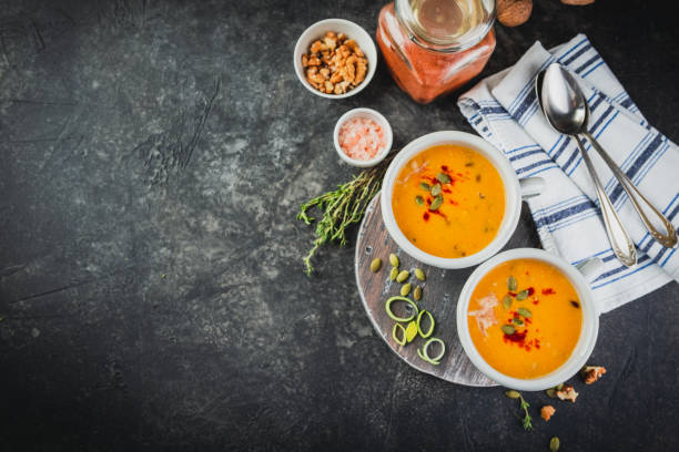 sopa de calabaza en una taza de metal en tablero de madera - pumpkin soup soup cup pumpkin fotografías e imágenes de stock