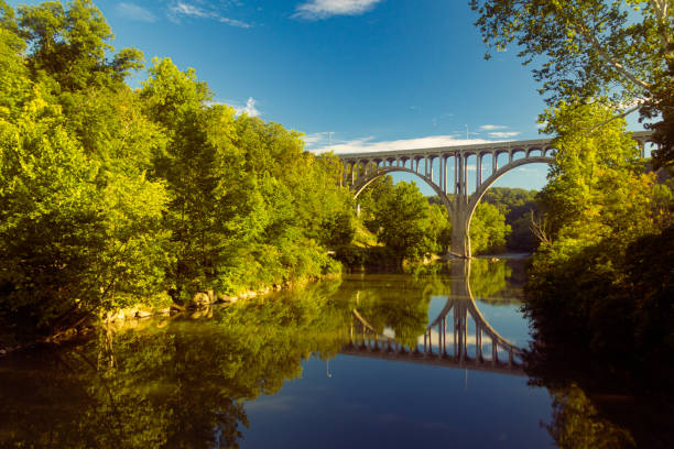 pont d'arc enjambant une rivière dans le parc national de vallée de cuyahoga - rivière cuyahoga photos et images de collection
