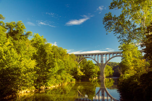 ponte do arco que mede um rio no parque nacional do vale de cutyahoga - ohio river valley - fotografias e filmes do acervo