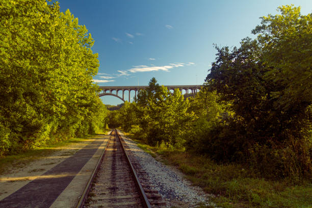 ponte do arco que mede uma estrada de ferro no parque nacional do vale de - ohio river valley - fotografias e filmes do acervo