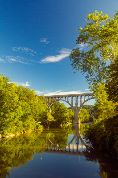 ponte do arco que mede um rio no parque nacional do vale de cutyahoga - ohio river valley - fotografias e filmes do acervo