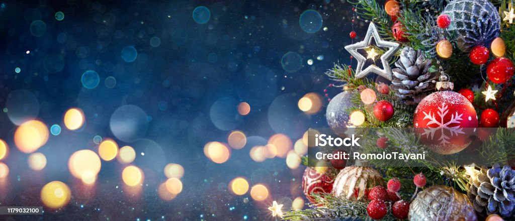 Weihnachtsbaum mit Kugeln und verschwommenen glänzenden Lichtern - Lizenzfrei Weihnachten Stock-Foto