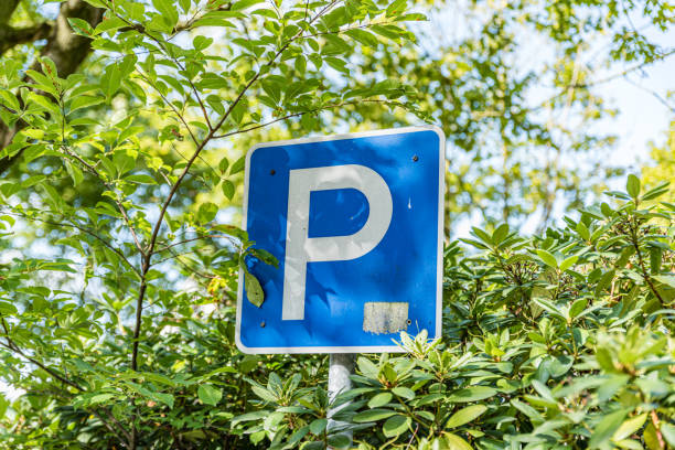 parkschild groß weiß p auf einem blauen verkehrsschild - parking lot parking sign sign letter p stock-fotos und bilder