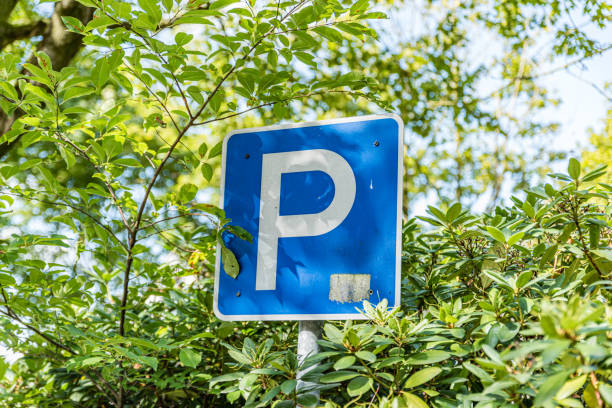 sinal de estacionamento p branco grande em um sinal de tráfego azul - parking sign letter p road sign sign - fotografias e filmes do acervo