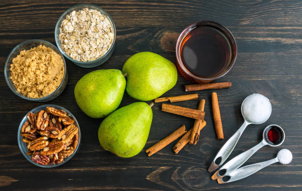 ingredientes de pera de canela de arce al horno - syrup brown sugar sugar spoon fotografías e imágenes de stock