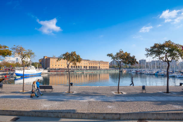 ludzie lokalni i turyści na nabrzeżu rambla de mar w pobliżu centrum handlowego maremagnum - port de barcelona zdjęcia i obrazy z banku zdjęć