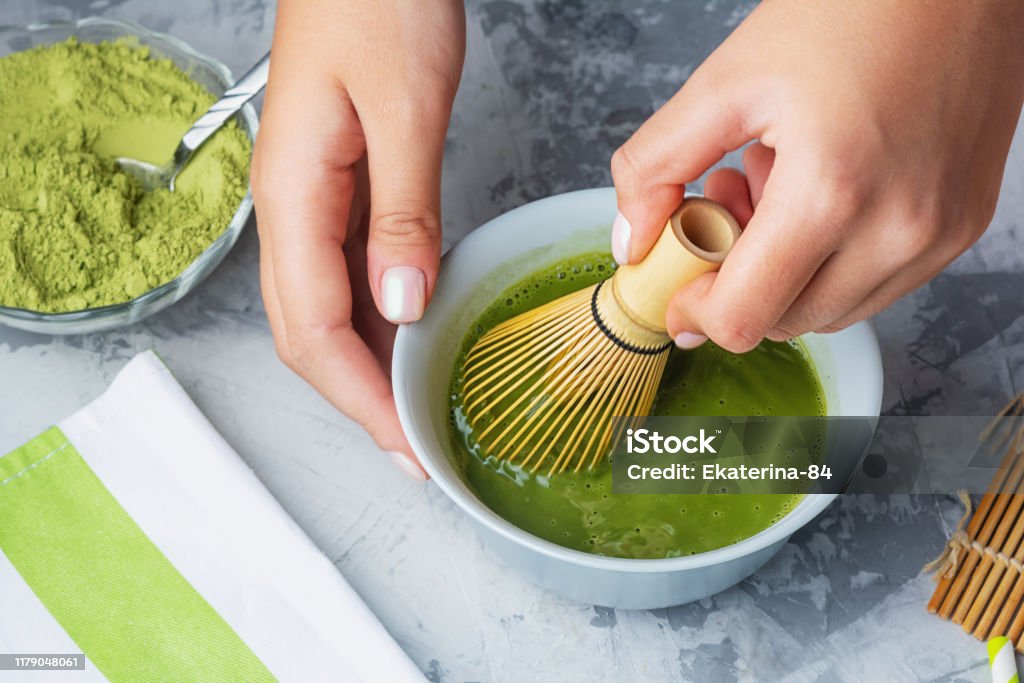 Ragazza Mescolando Matcha Tè Verde Una Frusta Di Bambù Il Processo Di  Produzione Del Tè Da Vicino - Fotografie stock e altre immagini di Matcha -  iStock