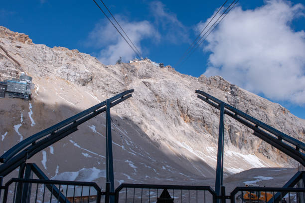 zugspitze summit in garmisch-partenkirchen, germany - zugspitze mountain snow cross shape cross imagens e fotografias de stock