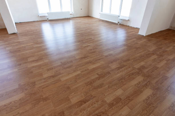 ламинированный настил в интерьере просторной комнаты в новом здании - wood coating floor house стоковые фото и изображения