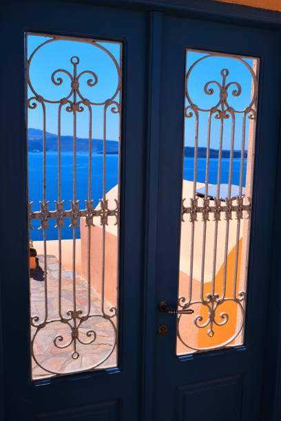 landskap, byggnader, hem, kyrkor, gränd vägar, grindar och dörrar i oia, santorini, grekland alla med utsikt över det blå egeiska havet - santorini door sea gate bildbanksfoton och bilder
