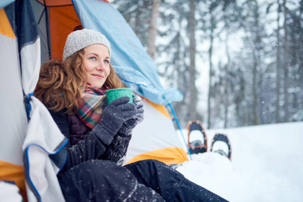 viajante de solo confiável da mulher que acampa através de uma floresta evergreen do inverno em canadá - snowshoeing winter sport snowshoe hiking - fotografias e filmes do acervo