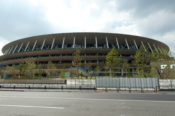 вид спереди на новый национальный стадион «токийо», который будет строительство к олимпиаде 2020 года. вид на кассу продаж билетов. - summer olympic games стоковые фото и изображения