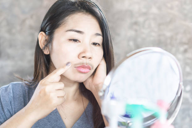 mujer asiática infeliz que tiene problema con el bigote creciendo en la cara - barba pelo facial fotografías e imágenes de stock