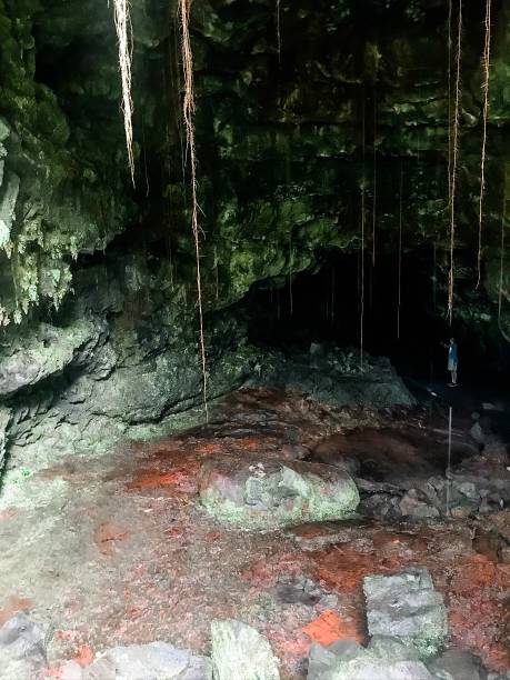 inside of a hawaiian  cave - 7583 imagens e fotografias de stock