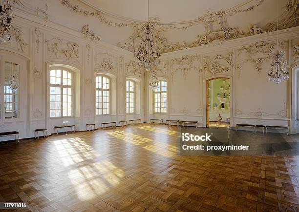 Foto de Branco Hall e mais fotos de stock de Interior - Interior, Palácio, Átrio - Interior de casa