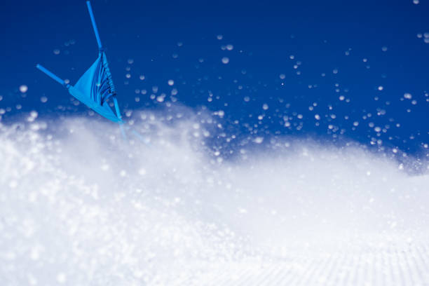 зимний спорт подробно брызг снег ясно голубое небо лыжный полюс флаг гонки - skiing close up sport colors стоковые фото и изображения