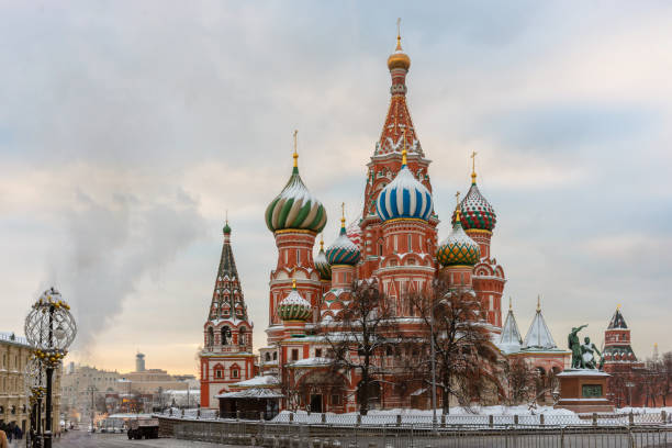 mosca, russia, piazza rossa, vista della cattedrale di san basilio, inverno - snow cupola dome st basils cathedral foto e immagini stock