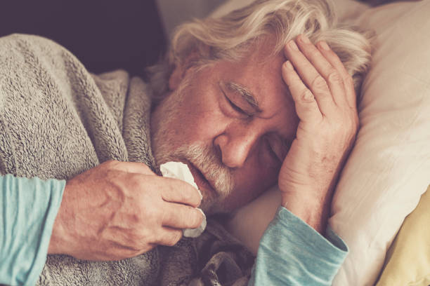 年老老人冬季季節性病熱感冒問題喝藥藥或熱茶去健康——成熟退休與病 - 流感病毒 個照片及圖片檔