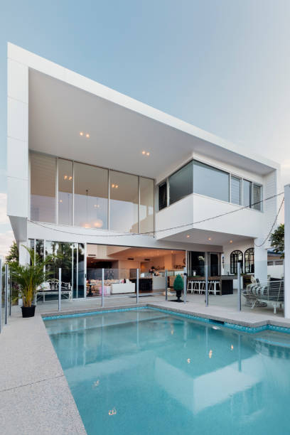 Modern house exterior with swimming pool Contemporary white home with backyard and pool mansion photos stock pictures, royalty-free photos & images