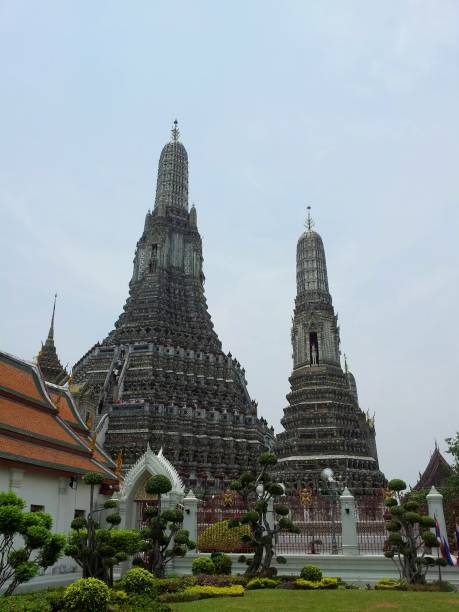 świątynia wat arun świtu pagoda i drzewa w ogrodzie greenfield z chmurą w bangkoku punkt orientacyjny tajlandii w godzinach popołudniowych - wat arun buddhism temple stone zdjęcia i obrazy z banku zdjęć