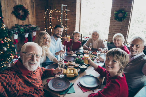 foto de la familia numerosa con abuelo tomando selfie y nietos hijo e hija esposa marido sonriendo de ntába con el estado de ánimo festivo en la víspera del año nuevo en el ocio - cena fotos fotografías e imágenes de stock