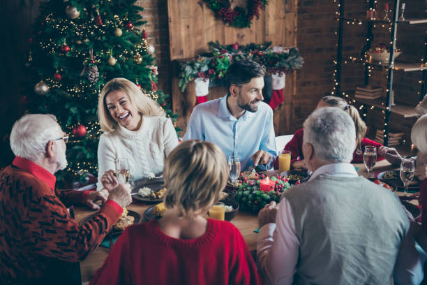 zdjęcie pełnej rodziny spotkanie posiedzenia stół obiadowy komunikowania rozmowy uradowany x-mas party wielopokoleniowe w nowym roku urządzone salon wewnątrz - telling time zdjęcia i obrazy z banku zdjęć