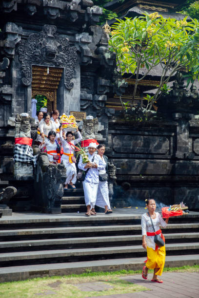 temple de goa lawah à bali, indonésie - pura goa lawah photos et images de collection