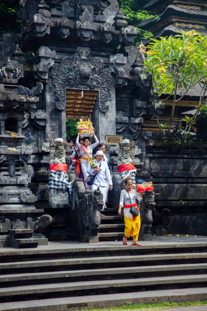 świątynia goa lawah na bali, indonezja - pura goa lawah zdjęcia i obrazy z banku zdjęć