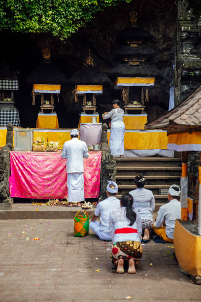 świątynia goa lawah na bali, indonezja - pura goa lawah zdjęcia i obrazy z banku zdjęć