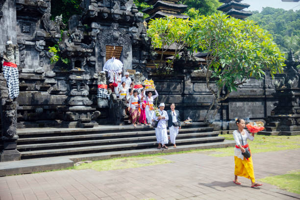 temple de goa lawah à bali, indonésie - pura goa lawah photos et images de collection