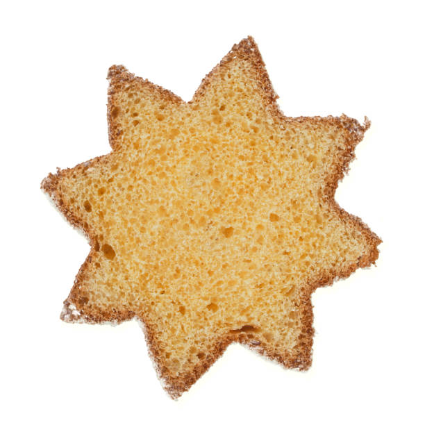 pandoro, tradizionale fetta di torta natalizia italiana con zucchero a velo isolato su bianco. forma a stella. - pandoro foto e immagini stock