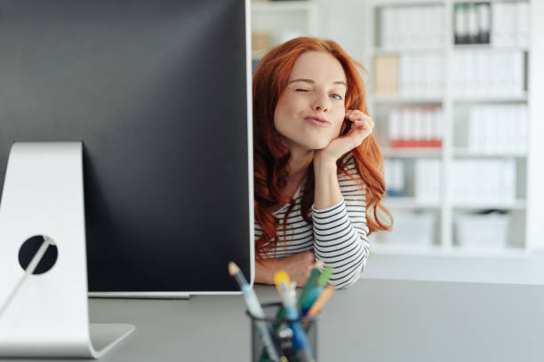 giovane imprenditrice giocosa che strizza l'occhio alla telecamera - irony foto e immagini stock