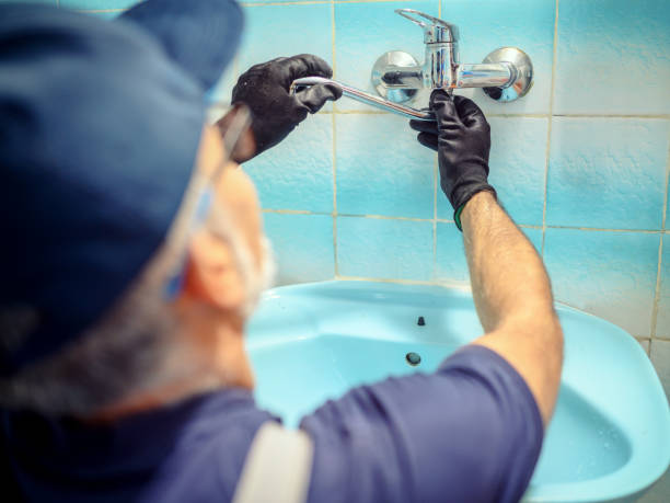 installieren eines wasserhahns - plumber bathroom repairing faucet stock-fotos und bilder