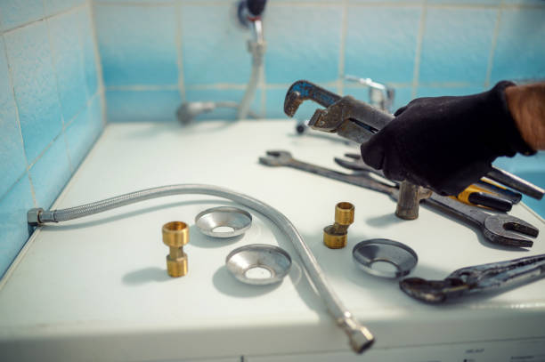 водопроводчик на работе в ванной комнате - gas furnace repair mitsubishi стоковые фото и изображения