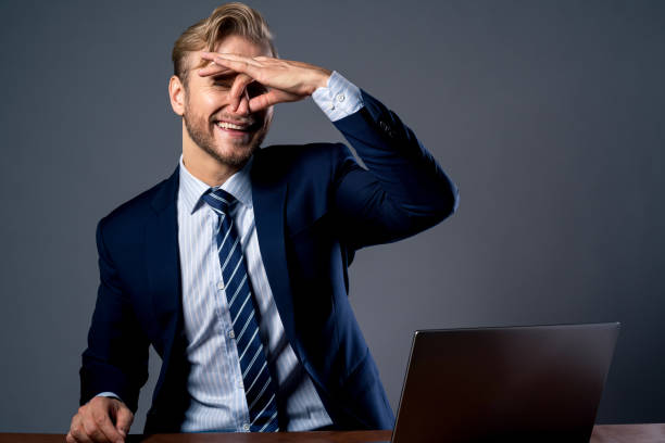 kaukasischen geschäftsmann hand pretect nase von schlechtem geruch, gesunde umwelt allergie ideen konzept - facial expression unpleasant smell shirt caucasian stock-fotos und bilder