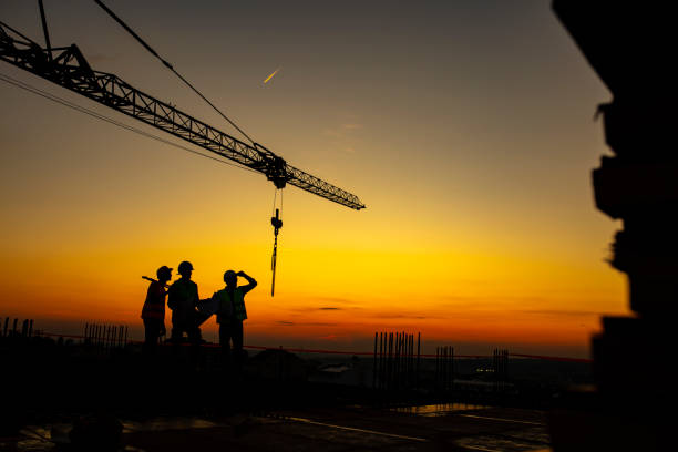 私たちはこの街でビジネスを成長させています - construction site crane construction silhouette ストックフォトと画像