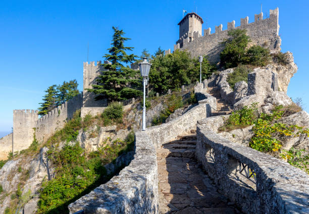 サンマリノ。山の頂上にある古い石の塔。 - republic of san marino ストックフォトと画像