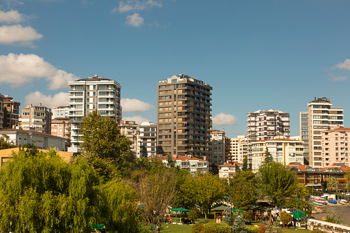 Nuevos edificios de apartamentos en la ciudad, árboles verdes, cielo azul y nubes de fondo. Concepto inmobiliario. Región kadikoy Fenerbahce de Estambul. photo