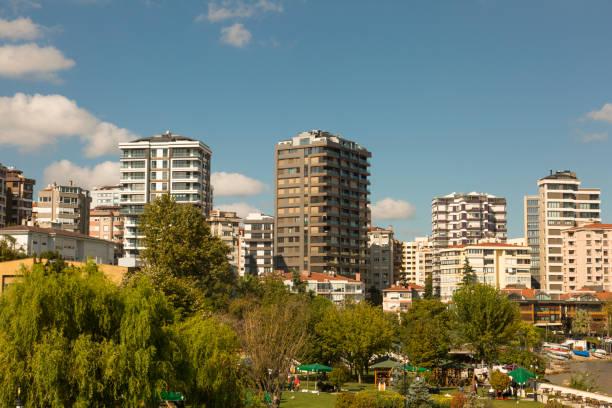 도시의 새로운 아파트 건물, 녹색 나무, 푸른 하늘과 배경에 구름. 부동산 개념. 이스탄불 카디코이 페네르바체 지역. - kadikoy district 뉴스 사진 이미지