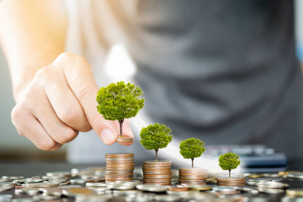 hombre han poniendo monedas apilando con el resplandor del árbol. concepto de ahorro e inversión de negocios de crecimiento. - recibo de entrega fotografías e imágenes de stock