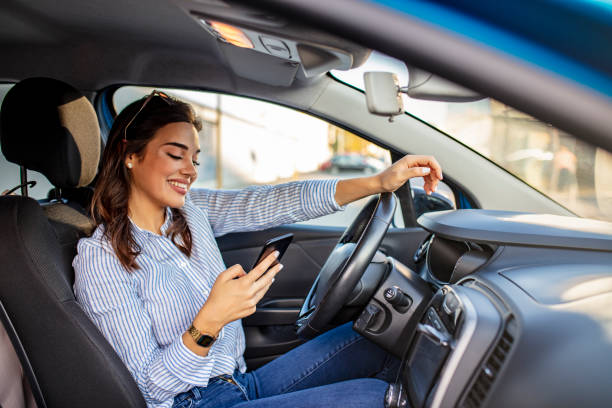 mujer conductora usando un teléfono inteligente en el coche. - traffic jam traffic sports utility vehicle car fotografías e imágenes de stock