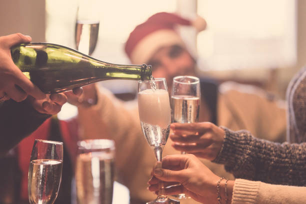 シャンパンとクリスマスのお祝い - 一緒に飲んで乾杯する友人のグループ - champagne toast wine restaurant ストックフォトと画像