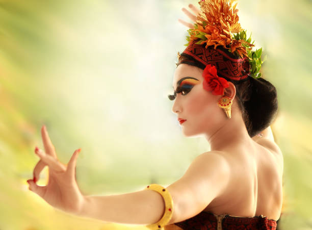 bailarín bali - art theatrical performance bali indonesia fotografías e imágenes de stock