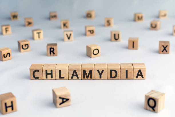 clamidia - palabra de bloques de madera con letras - hiv aids condom sex fotografías e imágenes de stock