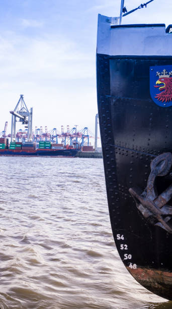 hamburg harbor with cranes - hamburg germany harbor cargo container commercial dock imagens e fotografias de stock