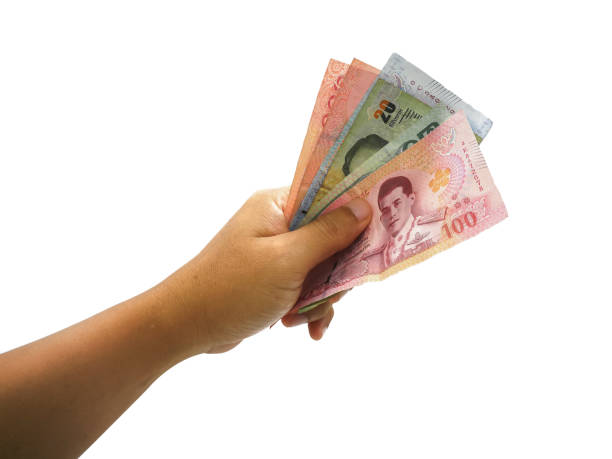 mano humana sosteniendo el billete ( baht tailandés ) aislado sobre fondo blanco con camino de recorte. - human hand beak currency stack fotografías e imágenes de stock