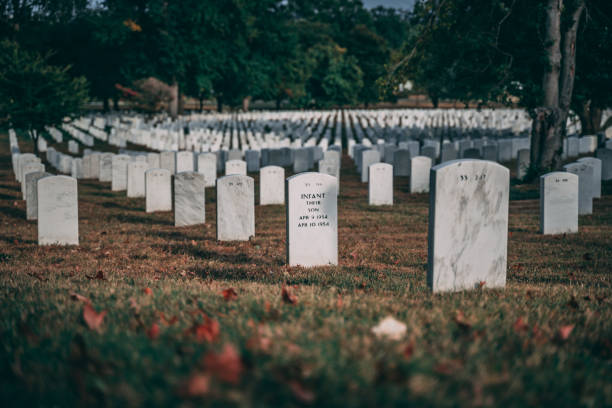 アーリントン国立墓地の墓石 - arlington national cemetery virginia cemetery american flag ストックフォトと画像