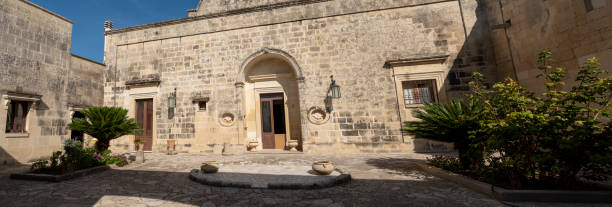 melpignano. città greca. casa tipica con cortile interno in pietra leccese. - messapica foto e immagini stock